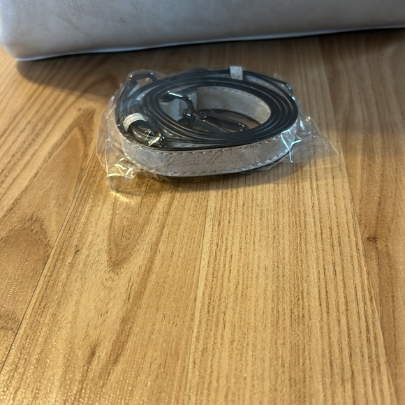 Brand New Pocketbook - Picture 8 of 10